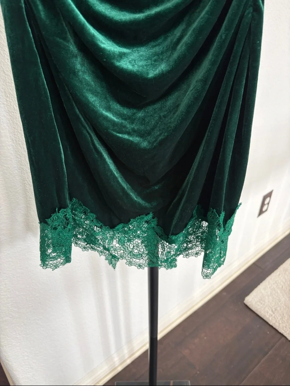 Commense Lace Trim Ruched Velvet Mini Dress NWT Size S - Picture 4 of 6